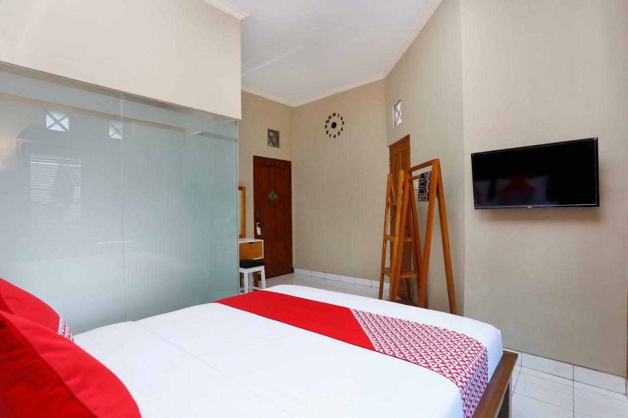 Oyo 1072 Kampung Condro Wulan Guesthouse Maguwo Exterior foto